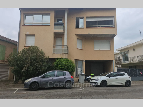 Local professionnel à vendre à Moissac face au Tarn avec garages et climatisation