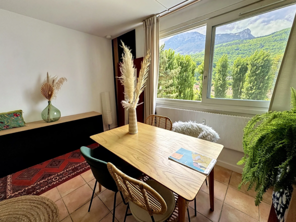 Appartement T2 à Seyssinet-Pariset avec vue jardin, résidence sécurisée