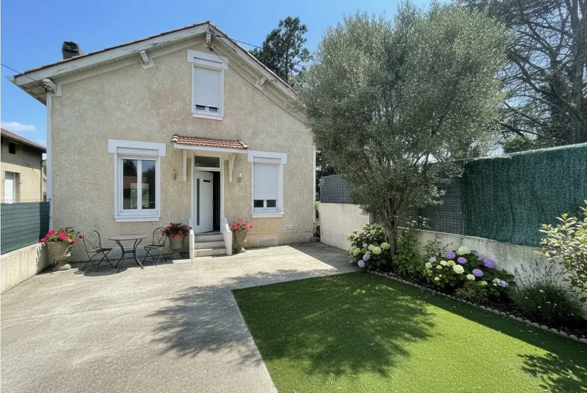 Après Charmante maison atypique à vendre à Romans-sur-Isère, 2 chambres, caves, proche commodités 