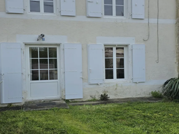 A vendre maison ancienne mitoyenne à Ardillières de 64 m² avec jardin et garage