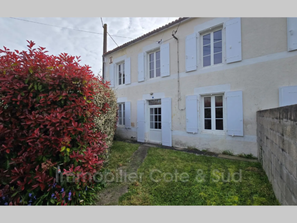 Maison à vendre de 118 m² avec jardin et grande dépendance à Ardillières
