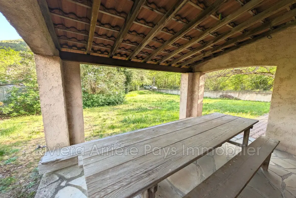 Maison 4 pièces à vendre à Puget-Théniers avec jardinet et garage 