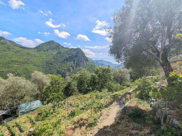 À vendre maison de hameau à Utelle avec vue panoramique et terrain de 936 m²
