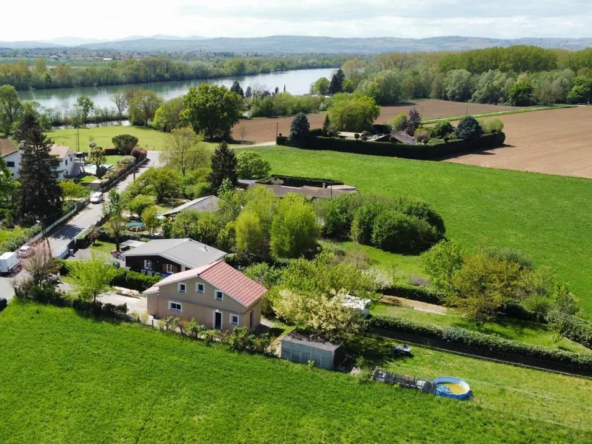 Maison rénovée avec grand terrain plat près de la Saône à Reyrieux