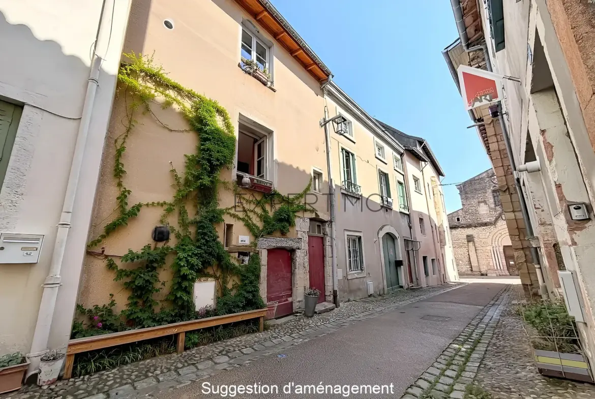 Maison de ville en pierre à Tournus avec mezzanine et cave aménagée 