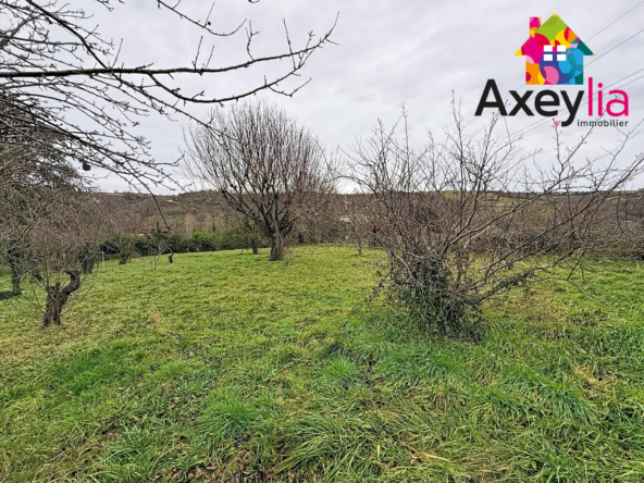 A vendre terrain à Villerest proche du barrage de 1609 m² avec chalet déjà construit