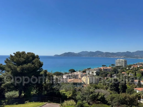 Belle vue mer pour cet appartement duplex à Cannes avec parking et piscine