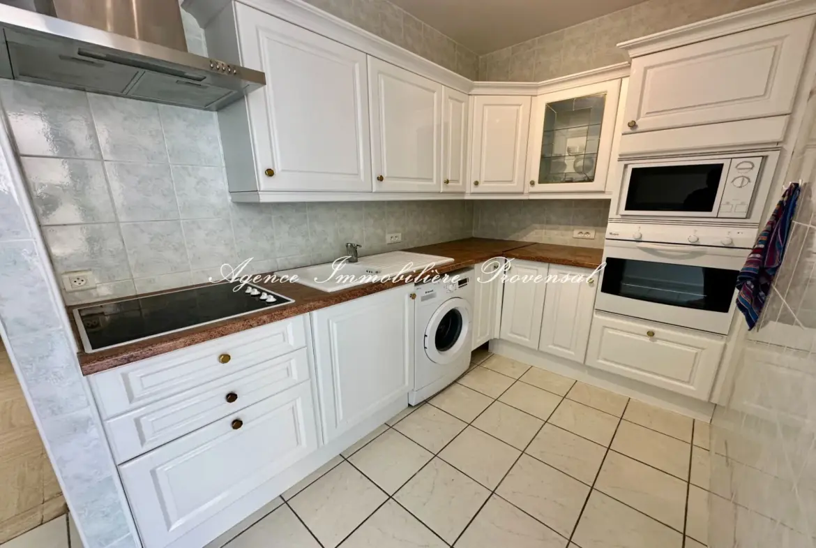 Appartement lumineux de 67 m² avec terrasse à Sainte-Maxime, proche du port et des plages 