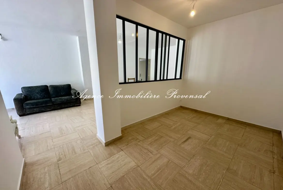 Appartement lumineux de 67 m² avec terrasse à Sainte-Maxime, proche du port et des plages 