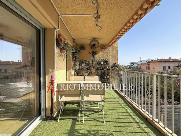 Beau studio à Cagnes-sur-Mer avec terrasse, cave et parking