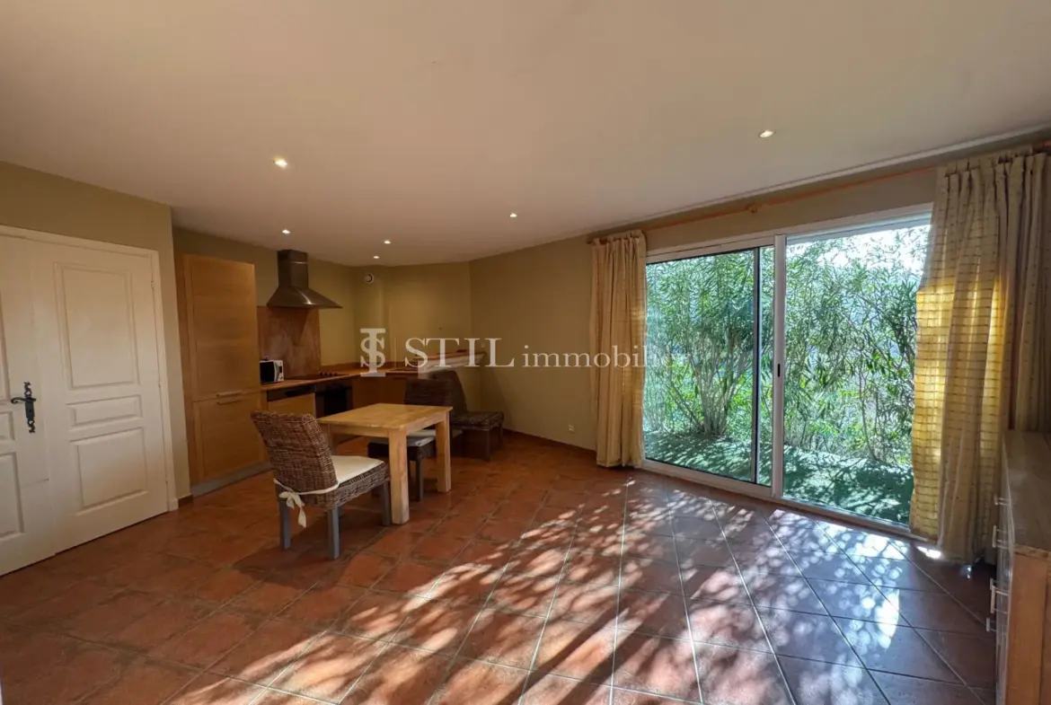Studio à vendre à Sainte-Maxime avec terrasse et parking privé 