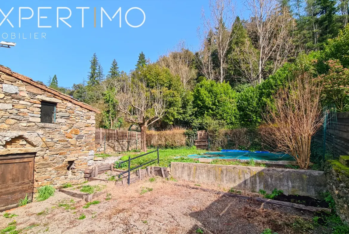 Maison de village à L'Estréchure de 165 m² avec jardin et dépendances à rénover 