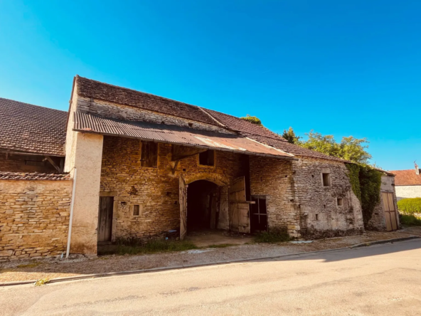 Grange en pierres apparentes à rénover à Tharot, proche d'Avallon