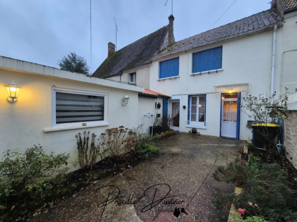 Maison à Bury avec garage, cave, cour et jardin non attenant à rénover