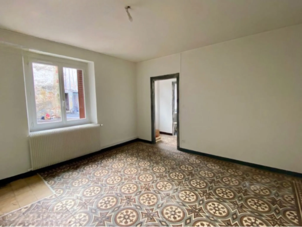 Maison de village rénovée à Labruguière avec 3 chambres, combles aménageables et chauffage gaz