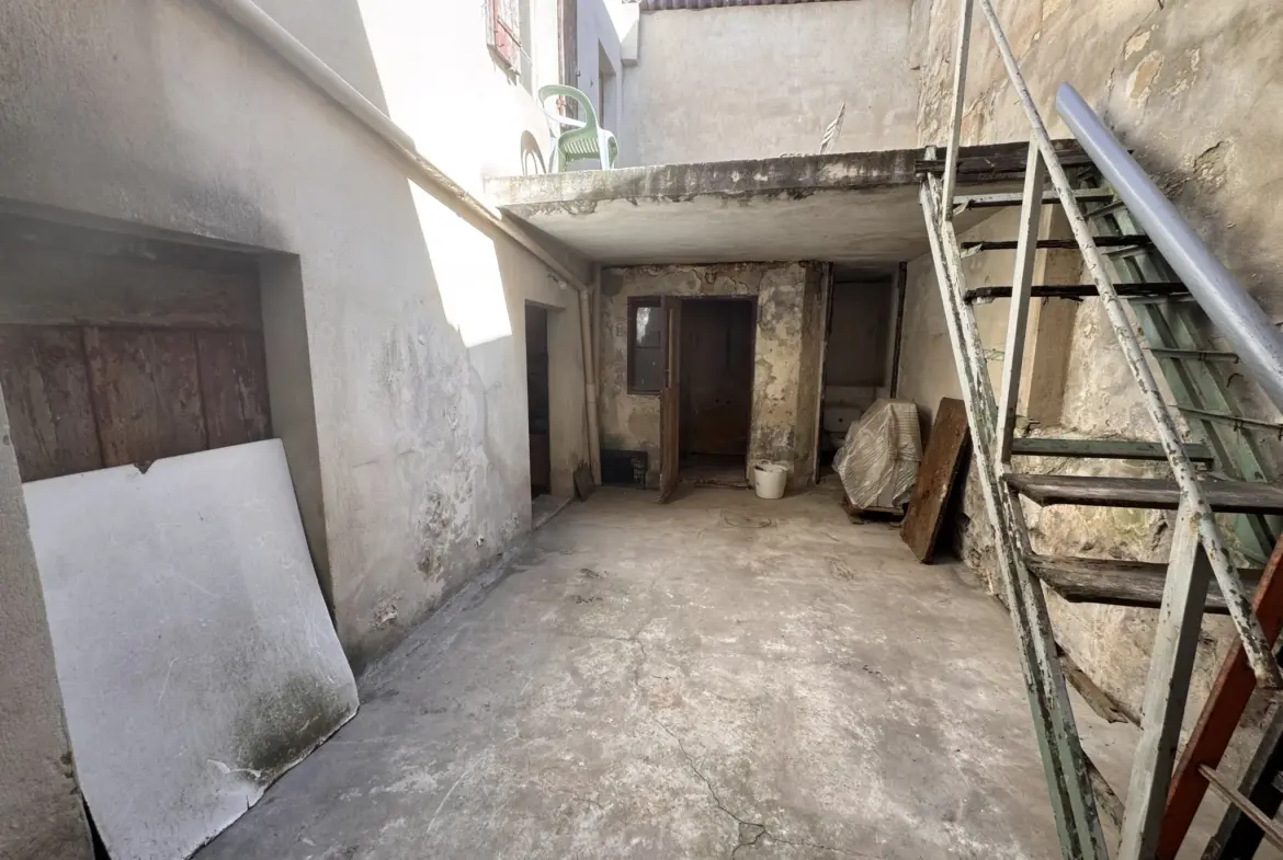 Maison avec garage de 36m² et cour à Avignon intramuros, idéal rénovation 