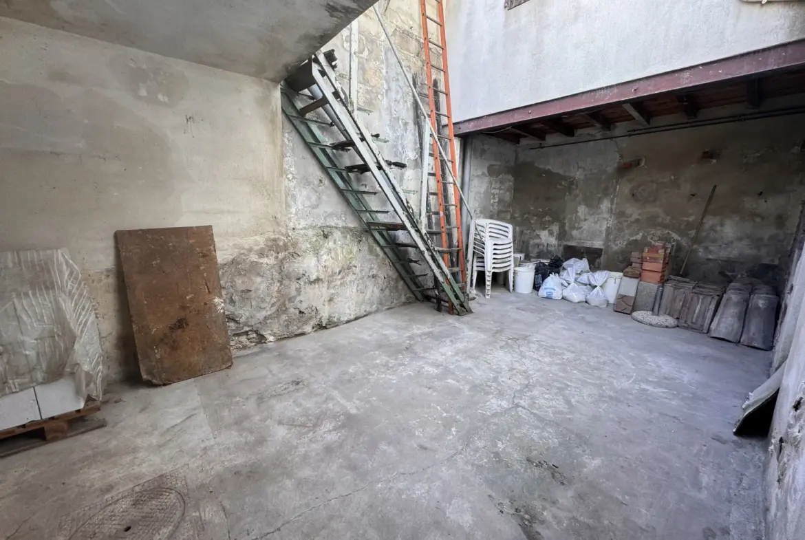 Maison avec garage de 36m² et cour à Avignon intramuros, idéal rénovation 