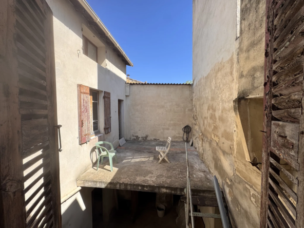 Maison avec garage de 36m² et cour à Avignon intramuros, idéal rénovation
