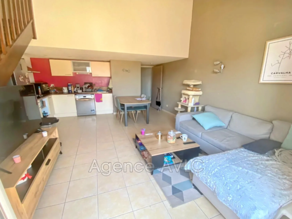 Appartement T3 duplex à Pont de Crau avec terrasse, cave et stationnement