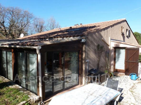Maison 35 m² avec jardin et équipements dans résidence sécurisée à Saint-Cézaire-sur-Siagne