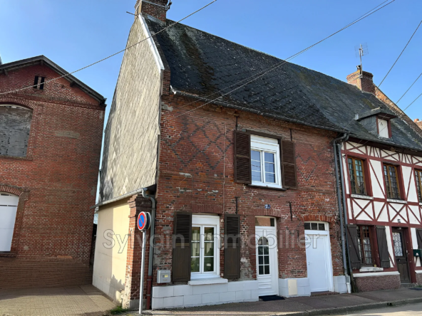 Maison ancienne en centre-ville d'Aumale avec terrain de 300 m² et dépendances