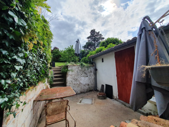 Maison de village authentique avec jardin à Boivre-la-Vallée, proche Poitiers