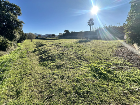 Terrain constructible de 795 m2 à Carros Les Plans, secteur calme proche commodités