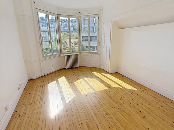 Appartement F3 rénové avec parking et loggia au centre de Saint-Étienne