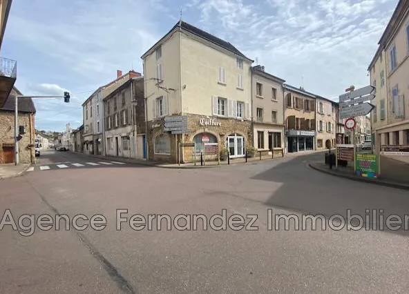 Immeuble mixte avec local commercial et habitations à Marcigny