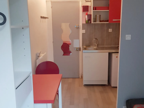 Studette de 9,80 m² à Marseille 8ème, idéale pour étudiants, rénovée et sécurisée