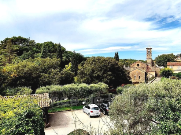 Studio à vendre à Valbonne Village avec terrasse et vue imprenable