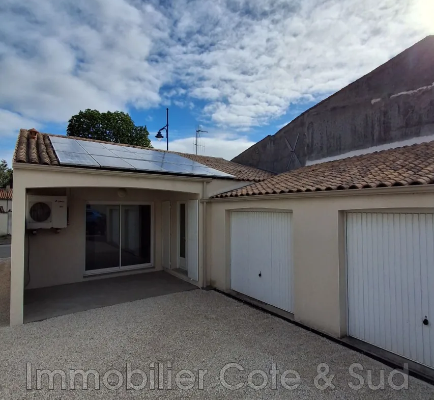 Belle maison individuelle avec terrasse, garage et panneaux solaires à Croix-Chapeau 