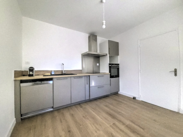 Maison rénovée 3 chambres avec double garage à Panazol en centre-ville