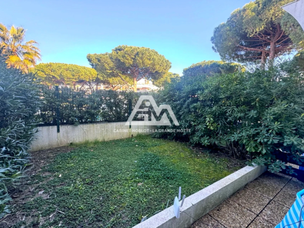 Studio cabine en rez-de-jardin à La Grande-Motte avec vue verdoyante