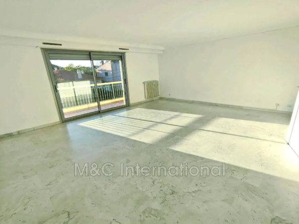 Appartement 2 pièces à Antibes avec terrasse, proximité gare et centre-ville
