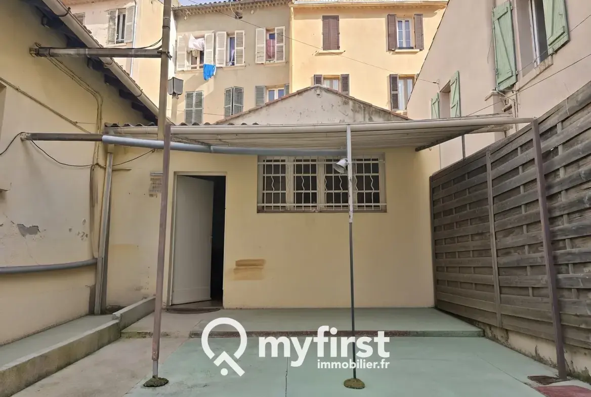 Investissement immobilier à Toulon avec maison et hangar loués, rendement attractif 