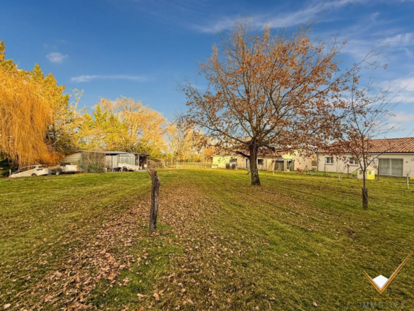 Terrain à vendre de 1240 m² au centre de Sainte-Foy-de-Peyrolières, calme et idéal pour un projet résidentiel