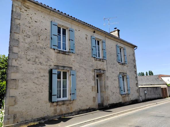Maison de village à vendre à Bourneau en Vendée avec 3 chambres et terrasse