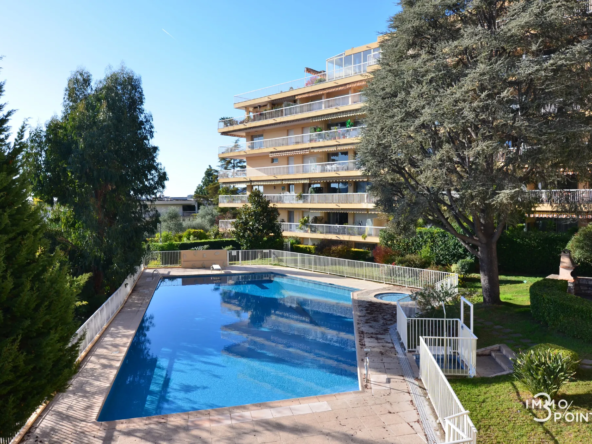 Appartement D'angle Rénové avec Vue Dégagée, Piscine et Parking à Nice