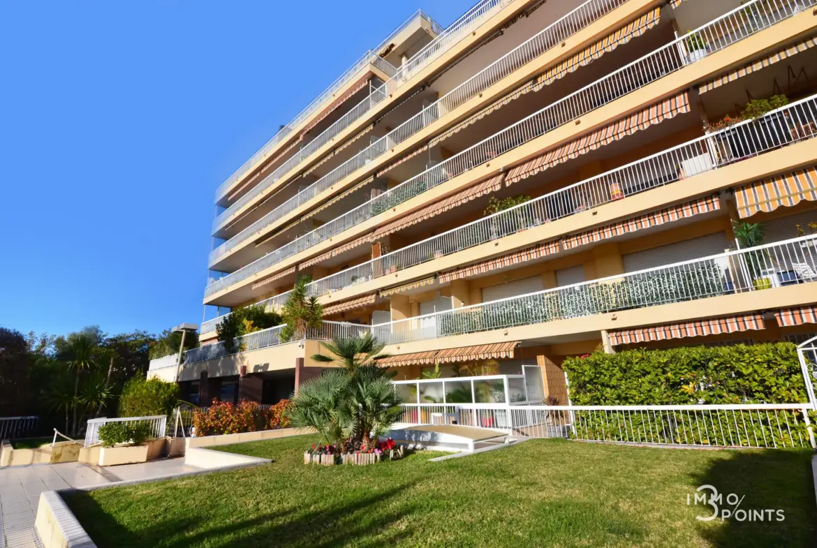 Appartement D'angle Rénové avec Vue Dégagée, Piscine et Parking à Nice 