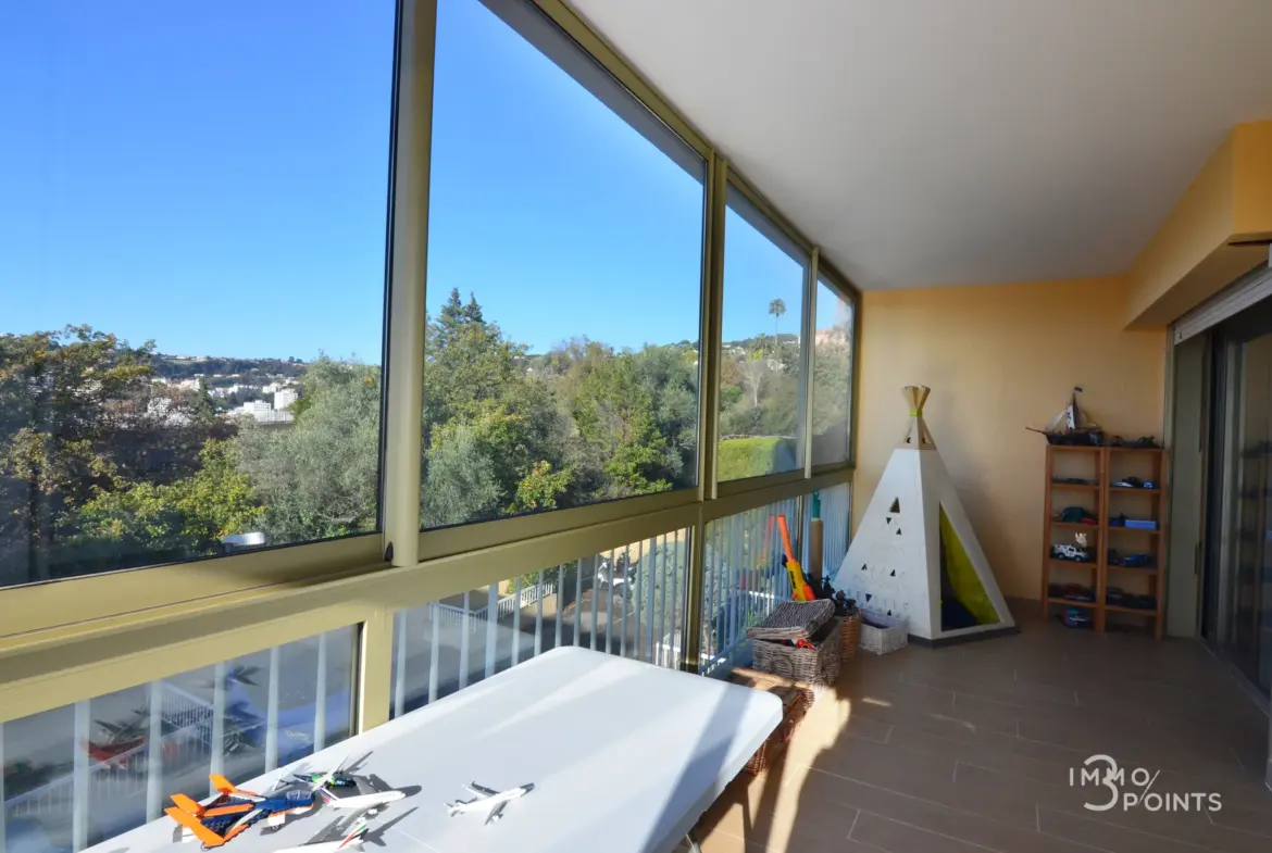 Appartement D'angle Rénové avec Vue Dégagée, Piscine et Parking à Nice 