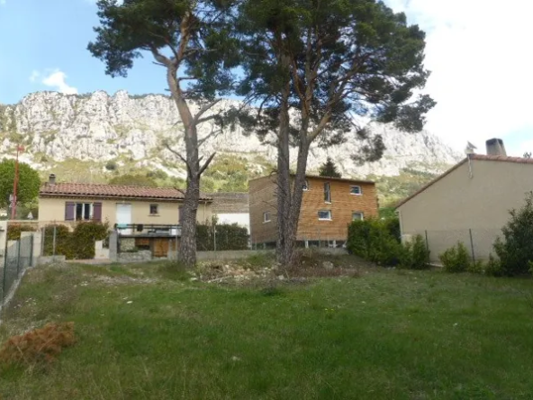 Terrain à bâtir viabilisé à Seranon avec vue dégagée et exposition plein sud