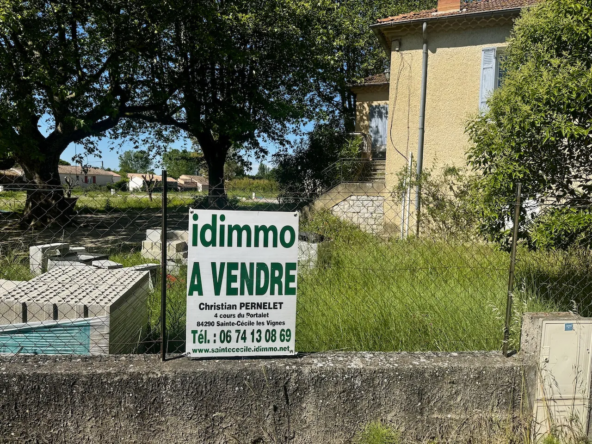 Maison ancienne à rénover à Jonquières avec grand terrain et potentiel de développement
