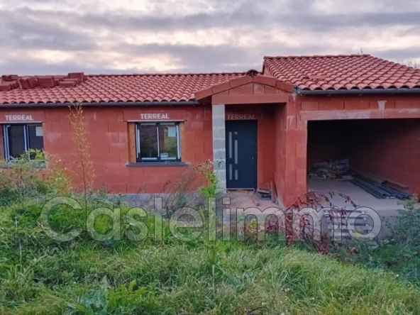 Maison de plain-pied en construction à FIHNAN avec garage et grand terrain