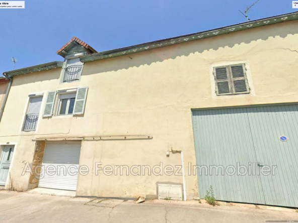 Maison de village rénovée à Iguerande avec garage et dépendances