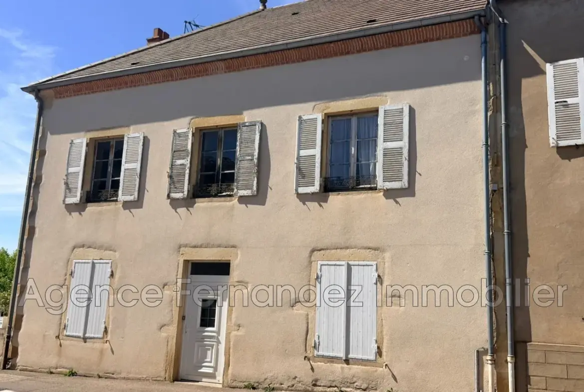 Maison de village à rénover à Semur-en-Brionnais avec 4 chambres et terrain clos 
