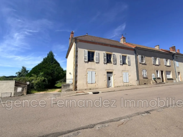 Maison de village à rénover à Semur-en-Brionnais avec 4 chambres et terrain clos