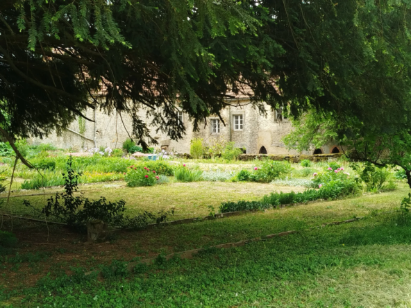 Magnifique ancien prieuré avec chapelle et terrains à Chassigny (52190)