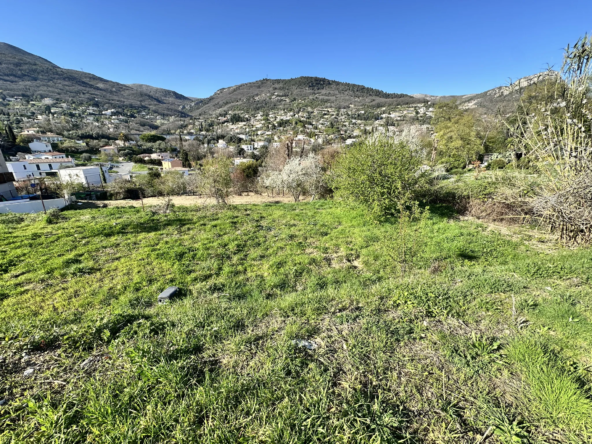 Terrain constructible de 807 m² à Vence avec vue dégagée et emplacement privilégié