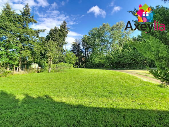 Terrain constructible de 550 m² à Saint-Romain-la-Motte